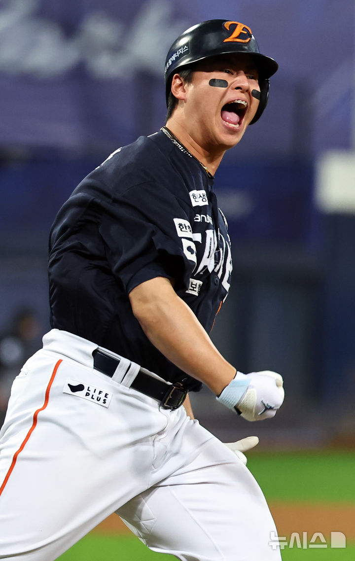 [대구=뉴시스] 최진석 기자 = 21일 대구 수성구 삼성라이온즈파크에서 열린 2025 신한 SOL 뱅크 KBO 포스트시즌 플레이오프 3차전 한화 이글스와 삼성 라이온즈의 경기, 5회초 2사 3루 상황 한화 노시환이 역전 투런 홈런을 치고 진루하며 포효하고 있다 . 2025.10.21. myjs@newsis.com