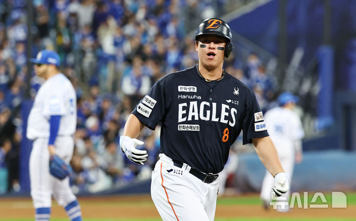 [대구=뉴시스] 최진석 기자 = 21일 대구 수성구 삼성라이온즈파크에서 열린 2025 신한 SOL 뱅크 KBO 포스트시즌 플레이오프 3차전 한화 이글스와 삼성 라이온즈의 경기, 5회초 2사 3루 상황 한화 노시환이 역전 투런 홈런을 치고 진루하며 포효하고 있다 . 2025.10.21. myjs@newsis.com