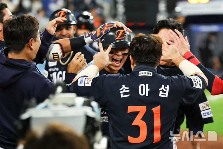 [대구=뉴시스] 최진석 기자 = 21일 대구 수성구 삼성라이온즈파크에서 열린 2025 신한 SOL 뱅크 KBO 포스트시즌 플레이오프 3차전 한화 이글스와 삼성 라이온즈의 경기, 5회초 2사 3루 상황 한화 노시환이 역전 투런 홈런을 치고 득점 후 동료들과 기뻐하고 있다 . 2025.10.21. myjs@newsis.com