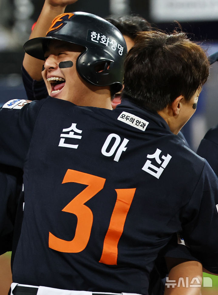 [대구=뉴시스] 최진석 기자 = 21일 대구 수성구 삼성라이온즈파크에서 열린 2025 신한 SOL 뱅크 KBO 포스트시즌 플레이오프 3차전 한화 이글스와 삼성 라이온즈의 경기, 5회초 2사 3루 상황 한화 노시환이 역전 투런 홈런을 치고 득점 후 동료들과 기뻐하고 있다 . 2025.10.21. myjs@newsis.com