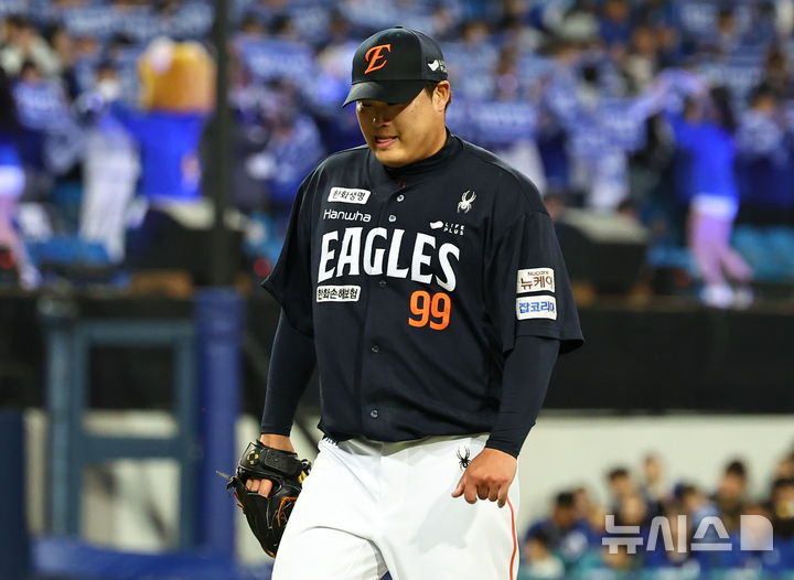 [대구=뉴시스] 최진석 기자 = 21일 대구 수성구 삼성라이온즈파크에서 열린 2025 신한 SOL 뱅크 KBO 포스트시즌 플레이오프 3차전 한화 이글스와 삼성 라이온즈의 경기, 4회말 4실점 후 이닝을 마친 한화 류현진이 더그아웃으로 들어가며 아쉬워하고 있다 . 2025.10.21. myjs@newsis.com