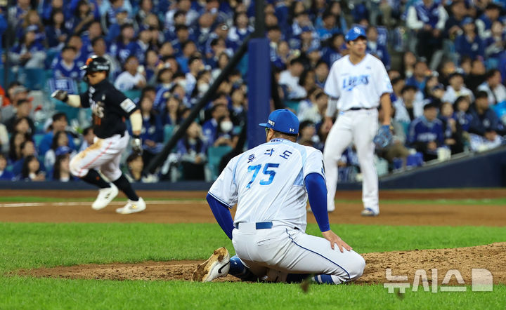 [대구=뉴시스] 최진석 기자 = 21일 대구 수성구 삼성라이온즈파크에서 열린 2025 신한 SOL 뱅크 KBO 포스트시즌 플레이오프 3차전 한화 이글스와 삼성 라이온즈의 경기, 5회초 1사 2루 상황 삼성 후라도가 한화 리베라토에게 1타점 안타를 맞은 후 마운드에 앉아 있다 . 2025.10.21. myjs@newsis.com