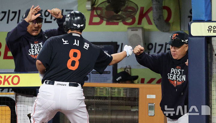 [대구=뉴시스] 이무열 기자 = 21일 대구 수성구 삼성라이온즈파크에서 열린 2025 신한 SOL 뱅크 KBO 포스트시즌 플레이오프 3차전 한화 이글스와 삼성 라이온즈의 경기, 5회초 2사 주자 2루 상황에서 한화 노시환이 역전 투런 홈런을 친 뒤 더그아웃에 들어서며 김경문 감독과 주먹을 마주치고 있다. 2025.10.21. lmy@newsis.com