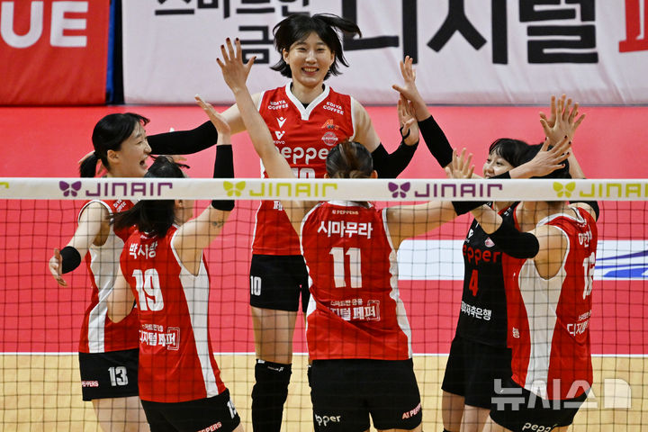 [광주=뉴시스] 이영주 기자 = 21일 오후 광주 서구 염주종합체육관에서 열린 진에어 2025~2026 V리그 여자부 개막전 한국도로공사 하이패스와 페퍼저축은행 AI페퍼스의 경기, AI페퍼스 선수들이 득점한 뒤 환호하고 있다. 2025.10.21. leeyj2578@newsis.com