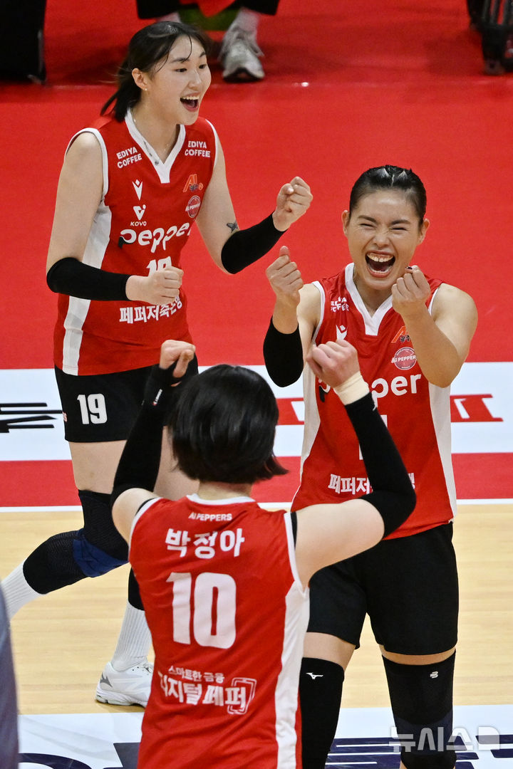 [광주=뉴시스] 이영주 기자 = 21일 오후 광주 서구 염주종합체육관에서 열린 진에어 2025~2026 V리그 여자부 개막전 한국도로공사 하이패스와 페퍼저축은행 AI페퍼스의 경기, 1세트 AI페퍼스 시마무라(오른쪽)가 스파이크로 득점한 뒤 동료들과 환호하고 있다. 2025.10.21. leeyj2578@newsis.com