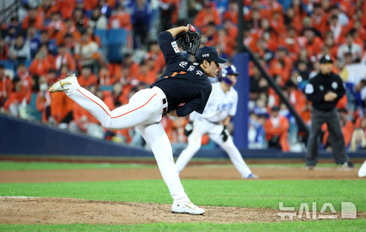 [대구=뉴시스] 이무열 기자 = 21일 대구 수성구 삼성라이온즈파크에서 열린 2025 신한 SOL 뱅크 KBO 포스트시즌 플레이오프 3차전 한화 이글스와 삼성 라이온즈의 경기, 6회말 교체 투입된 한화 문동주가 역투하고 있다. 2025.10.21. lmy@newsis.com