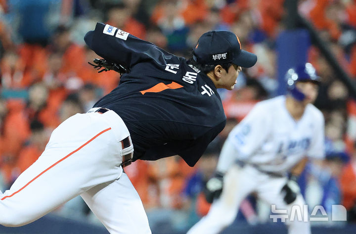 [대구=뉴시스] 이무열 기자 = 21일 대구 수성구 삼성라이온즈파크에서 열린 2025 신한 SOL 뱅크 KBO 포스트시즌 플레이오프 3차전 한화 이글스와 삼성 라이온즈의 경기, 6회말 교체 투입된 한화 문동주가 역투하고 있다. 2025.10.21. lmy@newsis.com