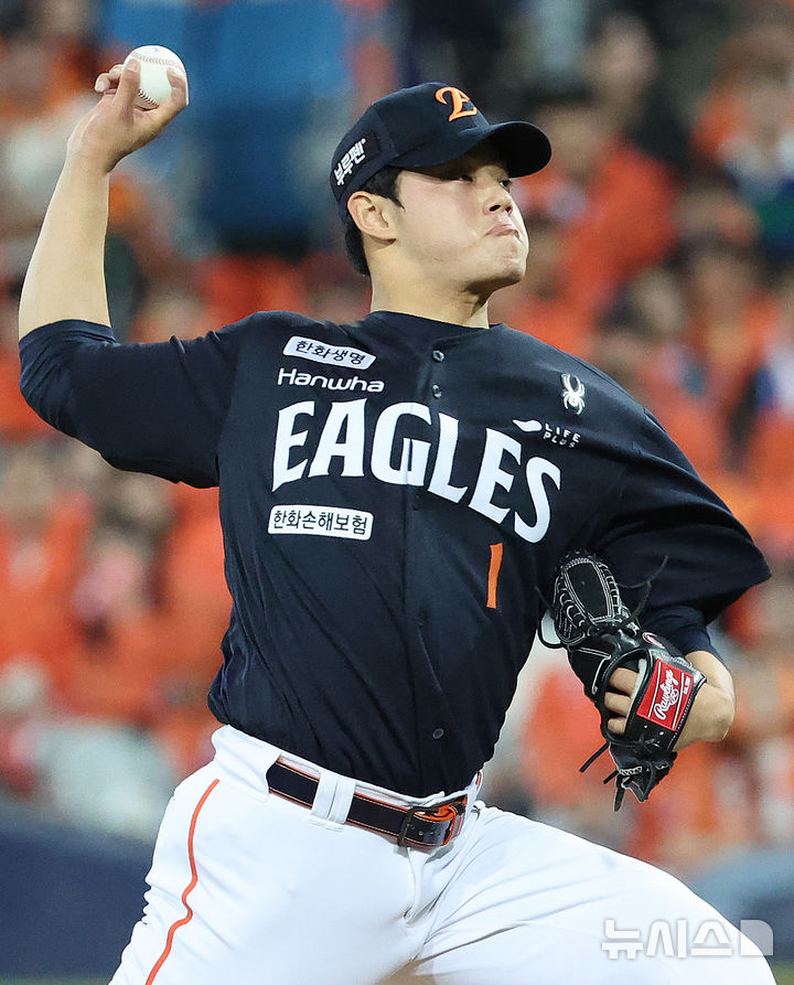 [대구=뉴시스] 이무열 기자 = 21일 대구 수성구 삼성라이온즈파크에서 열린 2025 신한 SOL 뱅크 KBO 포스트시즌 플레이오프 3차전 한화 이글스와 삼성 라이온즈의 경기, 6회말 교체 투입된 한화 문동주가 역투하고 있다. 2025.10.21. lmy@newsis.com