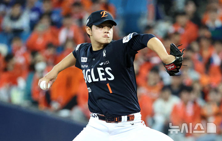 [대구=뉴시스] 이무열 기자 = 21일 대구 수성구 삼성라이온즈파크에서 열린 2025 신한 SOL 뱅크 KBO 포스트시즌 플레이오프 3차전 한화 이글스와 삼성 라이온즈의 경기, 6회말 교체 투입된 한화 문동주가 역투하고 있다. 2025.10.21. lmy@newsis.com