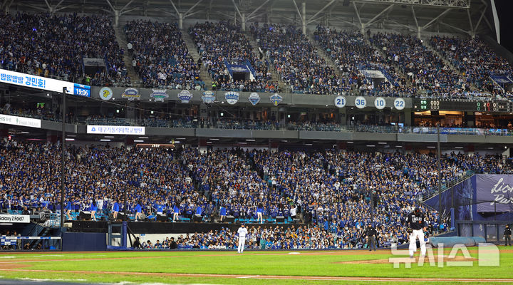 [대구=뉴시스] 최진석 기자 = 21일 대구 수성구 삼성라이온즈파크에서 2025 신한 SOL 뱅크 KBO 포스트시즌 플레이오프 3차전 한화 이글스와 삼성 라이온즈의 경기가 열리고 있다. 한국야구위원회(KBO)는 21일 대구 삼성라이온즈파크에서 벌어진 한화와 삼성의 2025 신한 쏠뱅크 KBO 포스트시즌 플레이오프(PO·5전3선승제) 3차전 입장권 2만3680장이 모두 팔렸다고 밝혔다. 2025.10.21. myjs@newsis.com