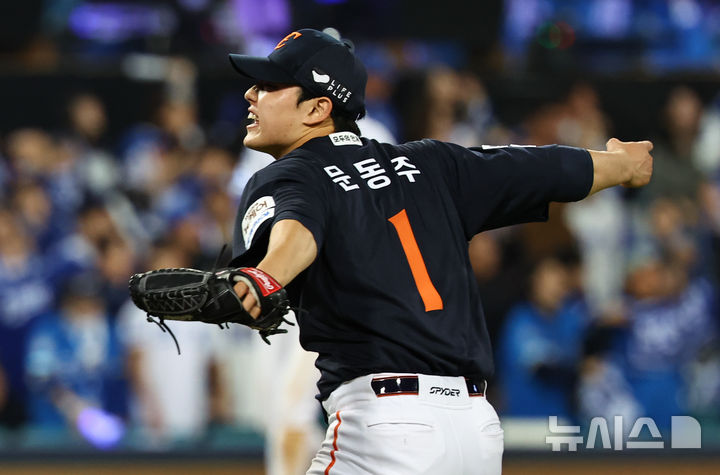 [대구=뉴시스] 최진석 기자 = 21일 대구 수성구 삼성라이온즈파크에서 열린 2025 신한 SOL 뱅크 KBO 포스트시즌 플레이오프 3차전 한화 이글스와 삼성 라이온즈의 경기, 7회말을 무실점으로 막은 한화 문동주가 포효하고 있다. 2025.10.21. myjs@newsis.com