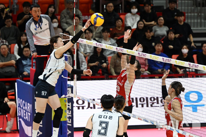 [광주=뉴시스] 이현행 기자 = 21일 오후 광주 서구 염주종합체육관에서 열린 진에어 2025~2026 V리그 여자부 개막전 한국도로공사 하이패스와 페퍼저축은행 AI페퍼스의 경기, 4세트 도로공사 강소휘가 스파이크를 때리고 있다. 2025.10.21. lhh@newsis.com