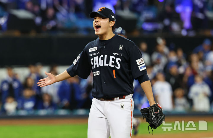 [대구=뉴시스] 최진석 기자 = 21일 대구 수성구 삼성라이온즈파크에서 열린 2025 신한 SOL 뱅크 KBO 포스트시즌 플레이오프 3차전 한화 이글스와 삼성 라이온즈의 경기, 7회말을 무실점으로 막은 한화 문동주가 포효하고 있다. 2025.10.21. myjs@newsis.com