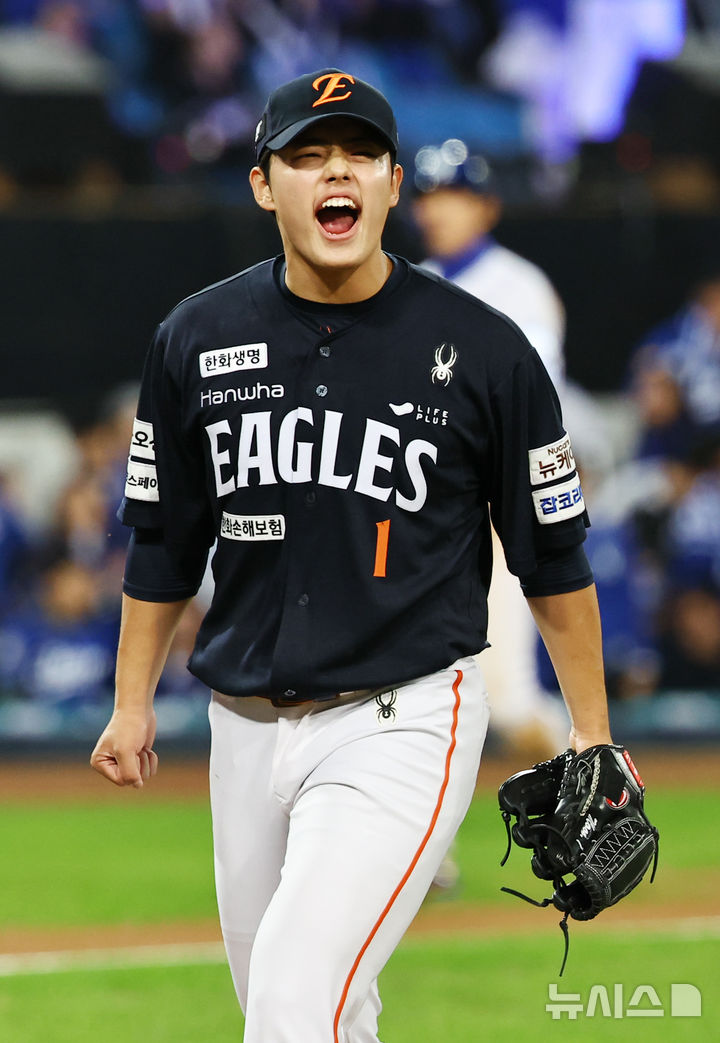 [대구=뉴시스] 최진석 기자 = 21일 대구 수성구 삼성라이온즈파크에서 열린 2025 신한 SOL 뱅크 KBO 포스트시즌 플레이오프 3차전 한화 이글스와 삼성 라이온즈의 경기, 7회말을 무실점으로 막은 한화 문동주가 포효하고 있다. 2025.10.21. myjs@newsis.com