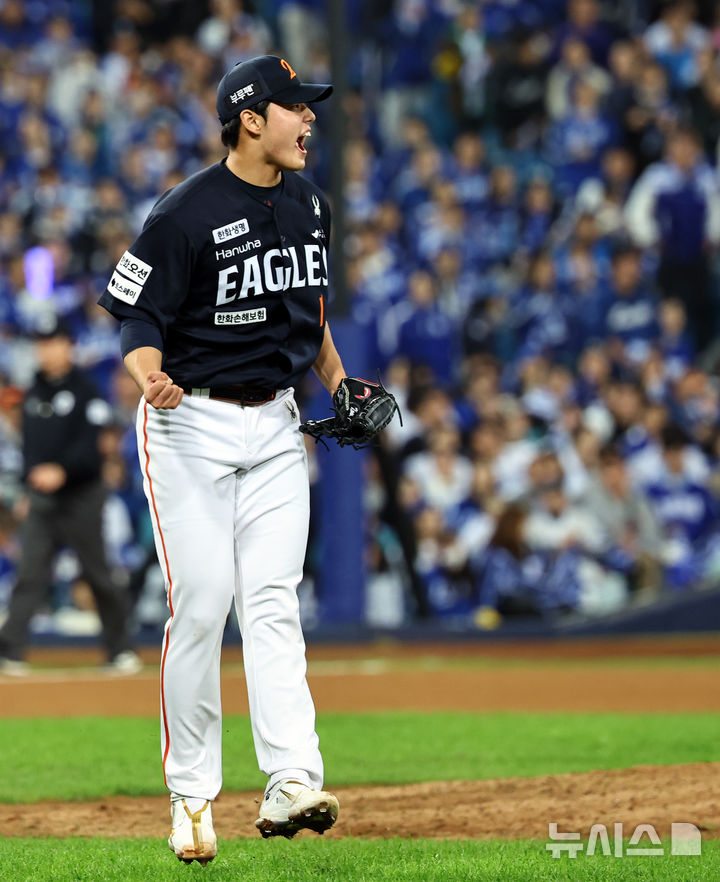 [대구=뉴시스] 최진석 기자 = 21일 대구 수성구 삼성라이온즈파크에서 열린 2025 신한 SOL 뱅크 KBO 포스트시즌 플레이오프 3차전 한화 이글스와 삼성 라이온즈의 경기, 8회말을 무실점으로 막은 한화 문동주가 기뻐하고 있다. 2025.10.21. myjs@newsis.com