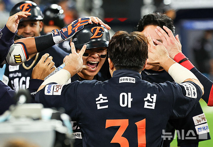 [대구=뉴시스] 최진석 기자 = 21일 대구 수성구 삼성라이온즈파크에서 열린 2025 신한 SOL 뱅크 KBO 포스트시즌 플레이오프 3차전 한화 이글스와 삼성 라이온즈의 경기, 5회초 2사 3루 상황 한화 노시환이 역전 투런 홈런을 치고 득점 후 동료들과 기뻐하고 있다 . 2025.10.21. myjs@newsis.com