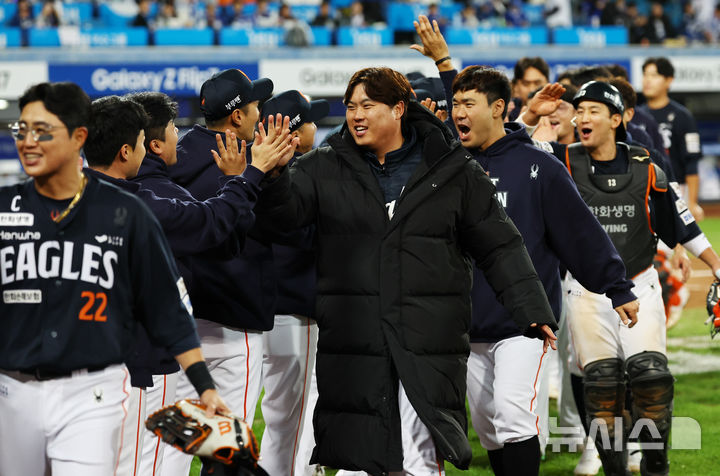 [대구=뉴시스] 최진석 기자 = 한화이글스 류현진이 21일 대구 수성구 삼성라이온즈파크에서 열린 2025 신한 SOL 뱅크 KBO 포스트시즌 플레이오프 3차전 한화 이글스와 삼성 라이온즈의 경기에서 5대4로 승리 후 동료들과 기뻐하고 있다. 2025.10.21. myjs@newsis.com