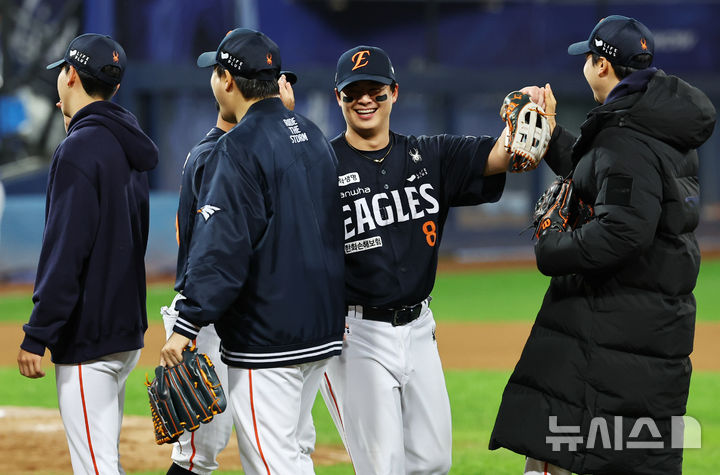 [대구=뉴시스] 최진석 기자 = 한화이글스 노시환이 21일 대구 수성구 삼성라이온즈파크에서 열린 2025 신한 SOL 뱅크 KBO 포스트시즌 플레이오프 3차전 한화 이글스와 삼성 라이온즈의 경기에서 5대4로 승리 후 기뻐하고 있다. 2025.10.21. myjs@newsis.com