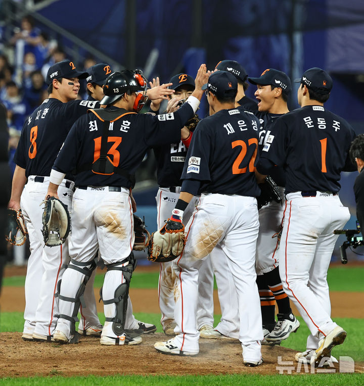 [대구=뉴시스] 최진석 기자 = 한화이글스 선수들이 21일 대구 수성구 삼성라이온즈파크에서 열린 2025 신한 SOL 뱅크 KBO 포스트시즌 플레이오프 3차전 한화 이글스와 삼성 라이온즈의 경기에서 5대4로 승리 후 기뻐하고 있다. 2025.10.21. myjs@newsis.com