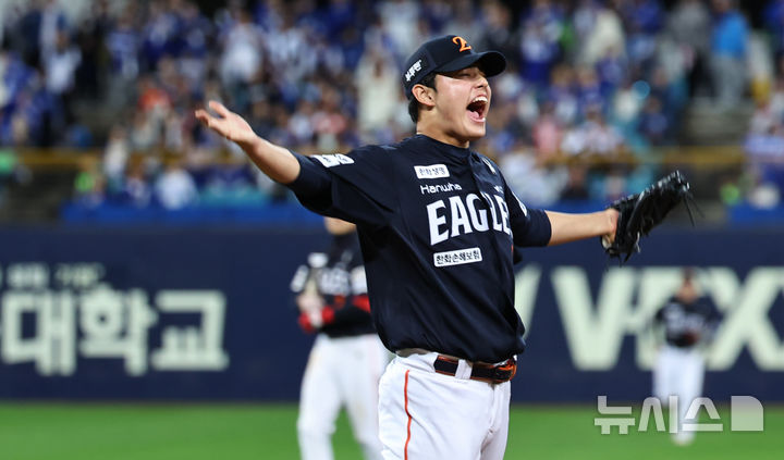 [대구=뉴시스] 최진석 기자 = 한화이글스 문동주가 21일 대구 수성구 삼성라이온즈파크에서 열린 2025 신한 SOL 뱅크 KBO 포스트시즌 플레이오프 3차전 한화 이글스와 삼성 라이온즈의 경기에서 5대4로 승리 후 기뻐하고 있다. 2025.10.21. myjs@newsis.com