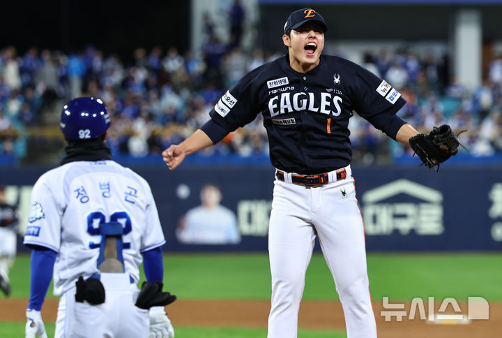 [대구=뉴시스] 최진석 기자 = 한화이글스 문동주가 21일 대구 수성구 삼성라이온즈파크에서 열린 2025 신한 SOL 뱅크 KBO 포스트시즌 플레이오프 3차전 한화 이글스와 삼성 라이온즈의 경기에서 5대4로 승리 후 기뻐하고 있다. 2025.10.21. myjs@newsis.com
