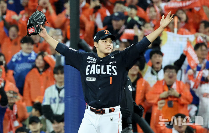 [대구=뉴시스] 이무열 기자 = 21일 대구 수성구 삼성라이온즈파크에서 열린 2025 신한 SOL 뱅크 KBO 포스트시즌 플레이오프 3차전 한화 이글스와 삼성 라이온즈의 경기, 5대4로 승리가 확정되자 투수 문동주가 기뻐하고 있다. 2025.10.21. lmy@newsis.com