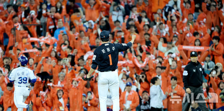 [대구=뉴시스] 이무열 기자 = 21일 대구 수성구 삼성라이온즈파크에서 열린 2025 신한 SOL 뱅크 KBO 포스트시즌 플레이오프 3차전 한화 이글스와 삼성 라이온즈의 경기, 5-4로 승리가 확정되자 투수 문동주가 기뻐하고 있다. 2025.10.21. lmy@newsis.com