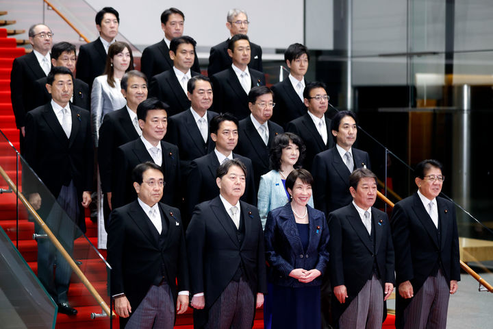 [도쿄/AP=뉴시스] 10월21일 일본 도쿄 총리 관저에서 다카이치 사나에(맨 앞 가운데) 일본 신임 총리가 새 내각 각료들과 함께 기념촬영을 하고 있다. 맨 뒤에서 두 번째 줄, 왼쪽에서 두 번째는 경제안전보장상 오노다 기미.2025.10.22.