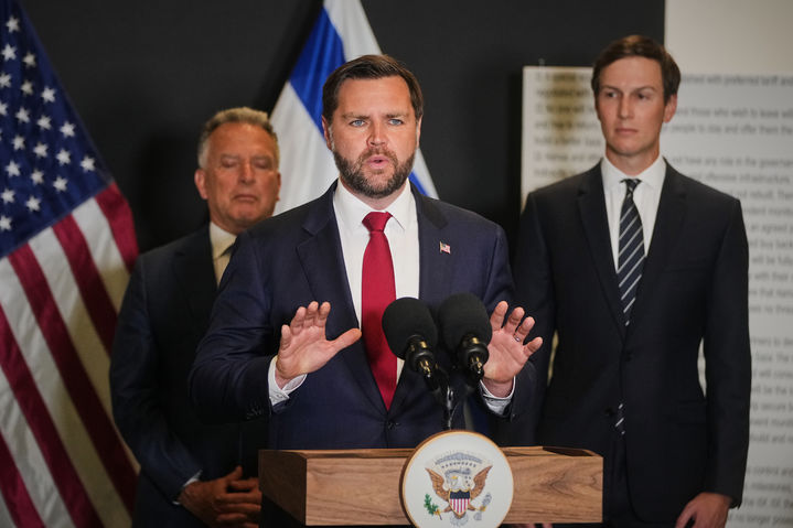 [키리야트갓=AP/뉴시스] JD 밴스 미국 부통령(가운데)이 21일(현지 시간) 이스라엘 남부 키리야트 갓에 새로 설립된 민군협력센터 개소식에 참석해 기자회견을 하고 있다. 왼쪽은 스티브 위트코프 미 중동특사, 오른쪽은 도널드 트럼프 대통령 사위 재러드 쿠슈너. 미국이 가자를 분할해 이스라엘 장악지역에서만 재건을 추진하는 방안을 검토하고 있다. 2025.10.23.