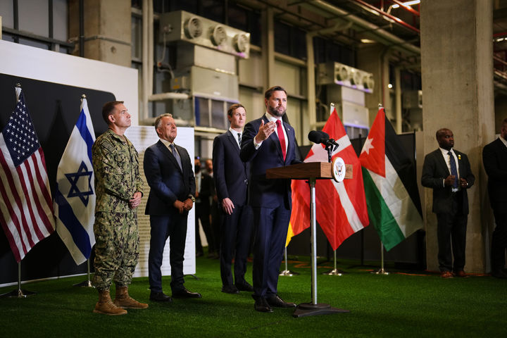 [키리야트갓=AP/뉴시스] JD 밴스 미국 부통령(가운데)이 21일(현지 시간) 이스라엘 남부 키리야트 갓에 새로 설립된 민군협력센터 개소식에 참석해 기자회견을 하고 있다. 2025.10.22.