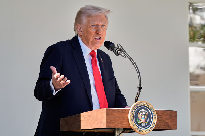 [워싱턴=AP/뉴시스]도널드 트럼프 미국 대통령이 21일(현지 시간) 백악관 로즈가든에서 공화당 상원의원들과의 오찬 행사에서 연설하고 있다. 2025.10.22.