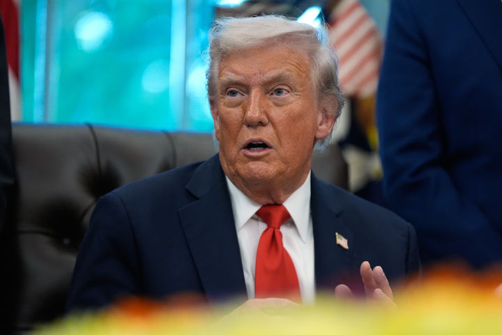 [워싱턴=AP/뉴시스]도널드 트럼프 미 대통령이 21일(현지시각) 백악관 집무실에게 기자들에게 발언하고 있다. 2025.10.22. 