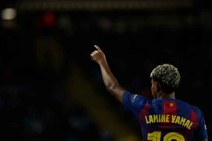 [바르셀로나=AP/뉴시스] FC 바르셀로나(스페인)의 라민 야말이 21일(현지 시간) 스페인 바르셀로나 에스타디 올림픽 류이스 콤파니스에서 열린 2025-26 유럽축구연맹(UEFA) 챔피언스리그(UCL) 리그 페이즈 3차전 올림피아코스(그리스)와 경기 후반 23분 팀 3번째 골을 넣고 세리머니하고 있다. 바르셀로나가 페르민 로페스의 해트 트릭, 마커스 래시퍼드의 멀티 골 등을 묶어 6-1로 대승했다. 2025.10.22.