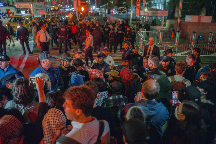 [뉴욕=AP/뉴시스]지난 10월 21일 미국 뉴욕에서 이민자 단속 이후 시위가 발생해 이민세관단속국(ICE)에 반대하는 시위대가 경찰과 대치하고 있다. 2025.11.14.