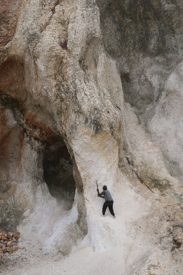 [포르토프랭스( 아이티)= AP/뉴시스] 아이티의 수도 포르토 프랭스 부근의 텐스코프 지역에서 열대성 폭풍우의 접근에 대비해 천연의 바위를 깨뜨려 자갈과 모래를 채취하고 있는 주민. 2025. 10.24.&nbsp; 
