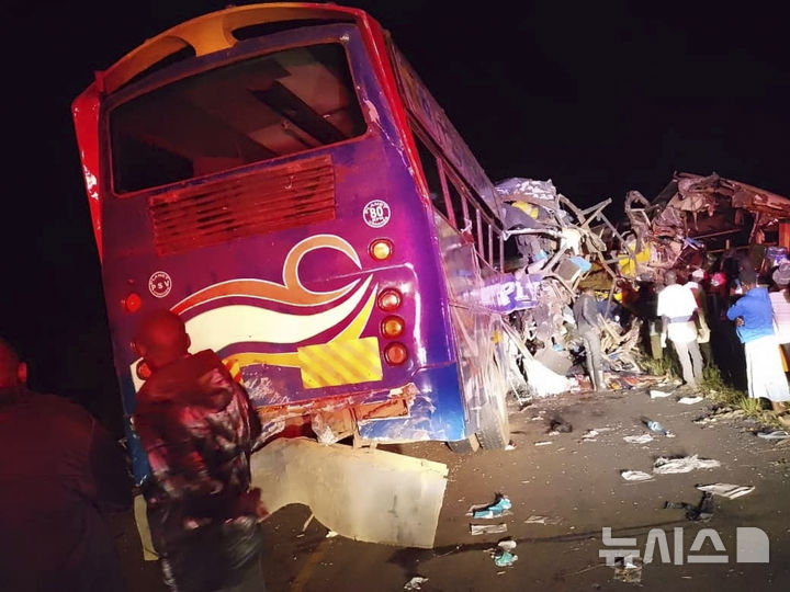 [AP/뉴시스] 우간다 북부 고속도로소 21일 자정 지나 버스 두 대가 각각 정면충돌하는 사고로 63명이 사망했다&nbsp; 