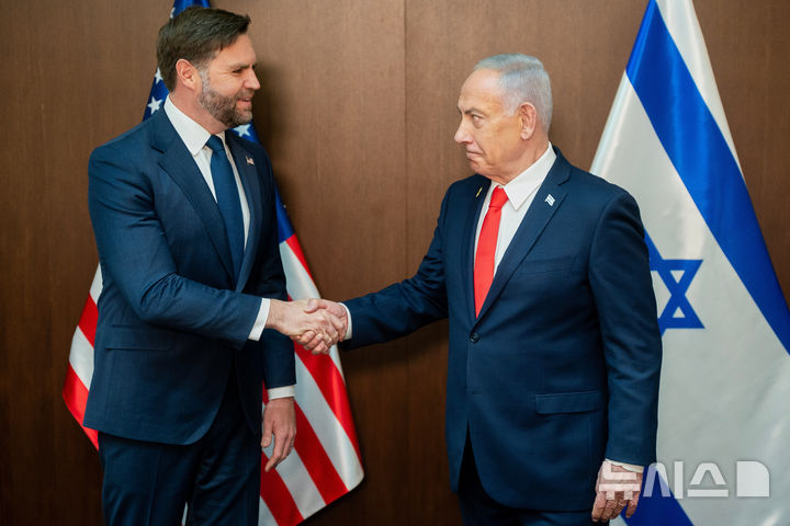 [AP/뉴시스] 22일 이스라엘 방문 이틀째인 밴스 미 부통령이 예루살렘 총리관저에서 네타냐후 이스라엘 총리와 만나 악수 포즈를 취하고 있다