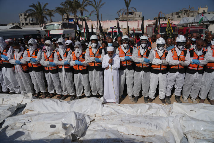 [칸유니스=AP/뉴시스] 22일(현지 시간) 가자지구 칸유니스의 나세르 병원 밖에서 팔레스타인 보건·의료 관계자들이 이스라엘에서 송환된 신원 미상의 팔레스타인인 시신들에 대한 집단 매장에 앞서 기도하고 있다. 이스라엘은 하마스와 휴전협정에 따라 지금까지 팔레스타인인 시신 150구를 인계한 것으로 알려졌다. 2025.10.23.