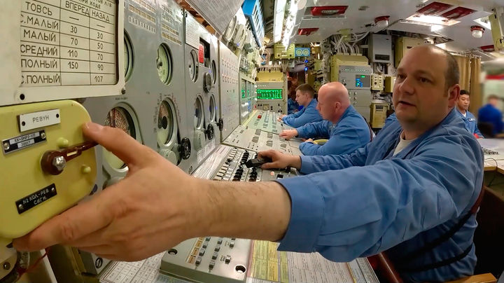 [모스크바=AP/뉴시스] 우크라이나 보안국(SBU)은 12월 15일 흑해 러시아 함대의 잠수함을 수중 드론으로 타격했다고 발표했지만 러시아군은 아무런 피해가 없다는 반박 성명을 내놓았다. 사진은 러 국방부가 제공한 핵잠수함 훈련시 내부 모습.&nbsp; 2025. 12. 16. 