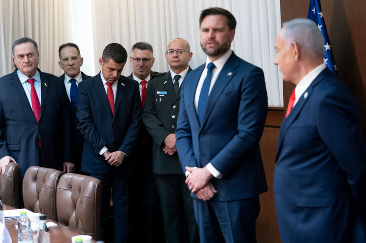 [예루살렘= AP/뉴시스] 2025년 10월 22일 미국 JD밴스 부통령의 총리실 방문시 함께 한 베냐민 네타냐후 총리와 각료들. 밴스 부통령 옆에 서 있는 사람이 다음 모사드 책임자로 임명된 로만 고프만 소장이다. 2026.04.13.