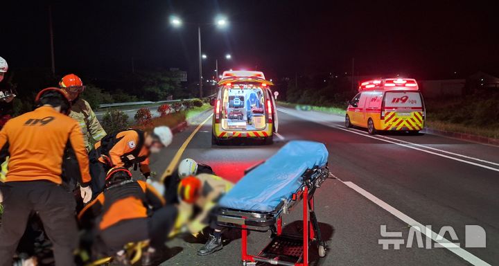 [제주=뉴시스] 22일 오전 제주시 애월읍 애조로에서 오토바이 운전자가 쓰러진 채 발견돼 소방당국이 구조에 나서고 있다. (사진=제주소방안전본부 제공) 2025.10.22. photo@newsis.com
