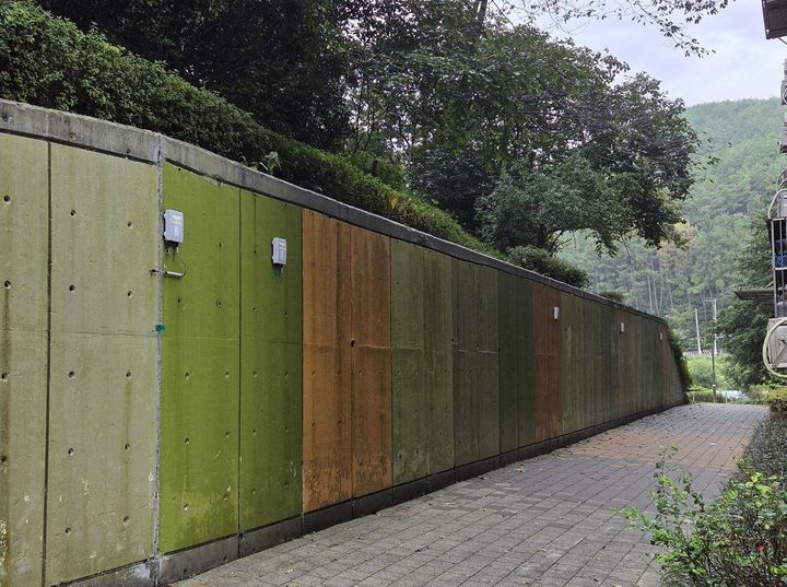 [진주=뉴시스]LH, 임대주택 옹벽에 계측센서 설치한 모습.(사진=LH 제공).2025.10.22.photo@newsis.com *재판매 및 DB 금지