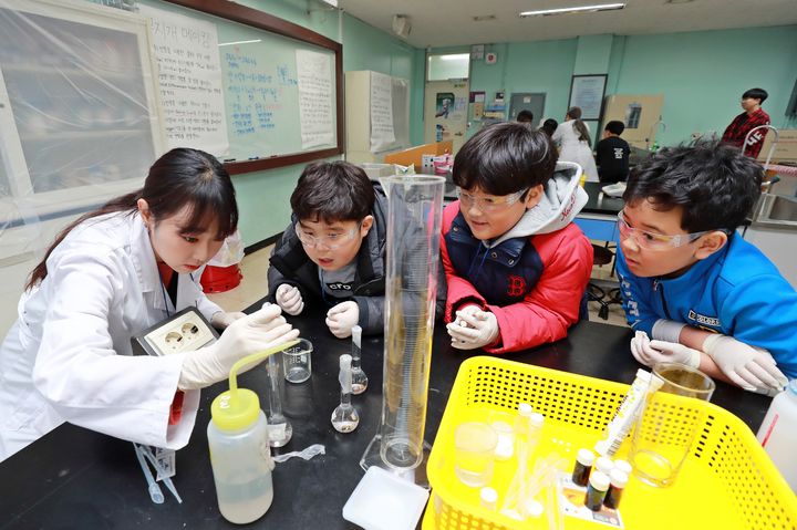 [서울=뉴시스] 초등학생들이 삼육대 '2025 늘봄학교 대학연계 프로그램'에 참가해 수업을 듣고 있다. (사진=삼육대 제공) 2025.10.22. photo@newsis.com *재판매 및 DB 금지