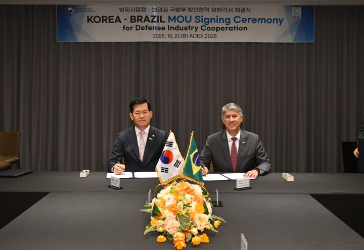 [서울=뉴시스] 석종건 방위사업청장과 에랄두 루이즈 호드리게스 브라질 국방부 방산실장은 10월 21일 서울 소피텔에서 '방위사업청-브라질 국방부 방산협력 양해각서'를 체결했다. (사진=방위사업청 제공) 2025.10.22. photo@newsis.com *재판매 및 DB 금지