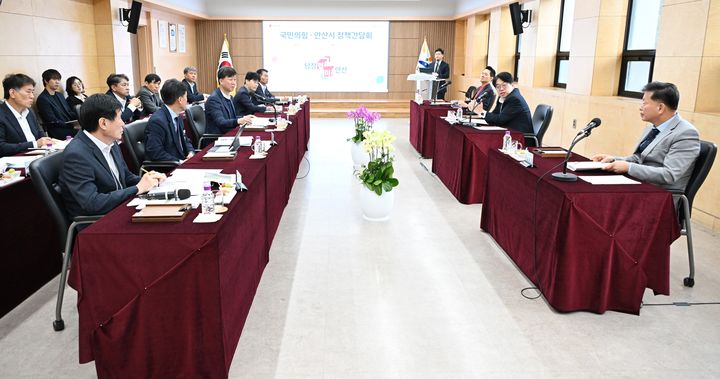 [안산=뉴시스]이민근 안산시장(왼쪽 세번째)이 21일 국민의힘 당협위원장들과 정책간담회를 하고 있다.(사진=안산시 제공)2025.10.22.photo@newsis.com *재판매 및 DB 금지