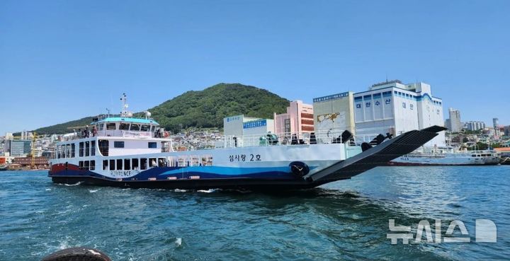 [서울=뉴시스] 완도~모도 항로를 잇는 국가보조항로 여객선.