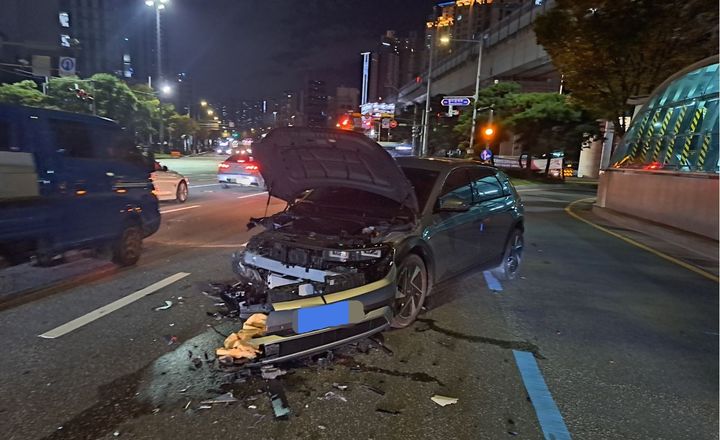 [부산=뉴시스] 21일 오후 10시6분께 부산 연제구의 한 도로에서 음주 상태로 차량을 몰던 A(40대)씨가 충·추돌사고를 내 2명이 다쳤다. (사진=부산경찰청 제공) 2025.10.22. photo@newsis.com *재판매 및 DB 금지