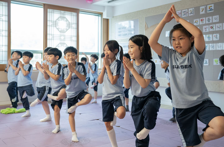[서울=뉴시스] 어린이들이 동국대 명상 프로그램에 참가하고 있다. (사진=동국대 제공) 2025.10.22. photo@newsis.com *재판매 및 DB 금지