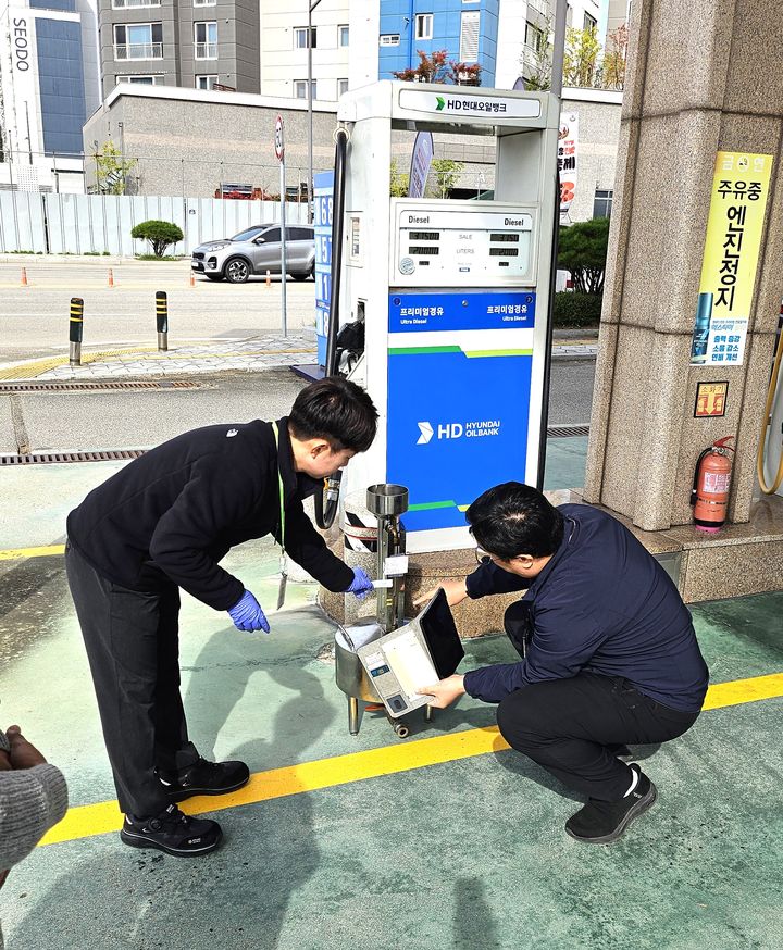 [횡성=뉴시스] 한우축제 대비 주유소 합동점검. (사진=횡성군 제공) 2025.10.22. photo@newsis.com *재판매 및 DB 금지