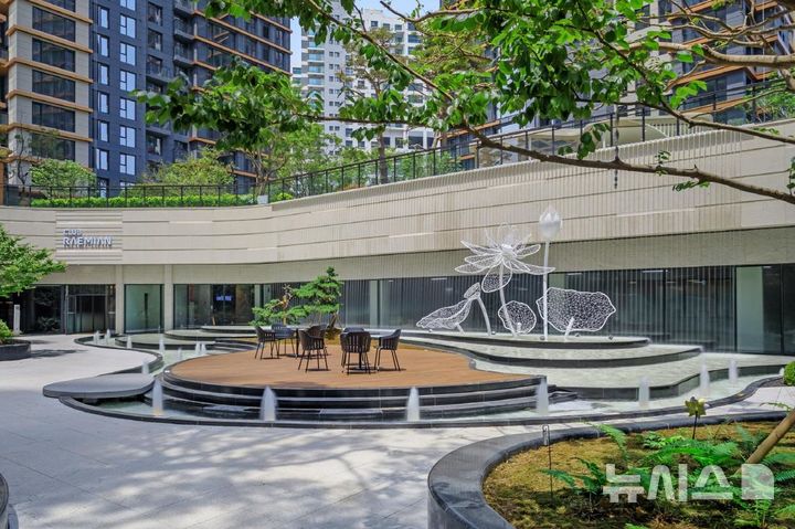 [서울=뉴시스] 래미안 원펜타스 선큰정원.